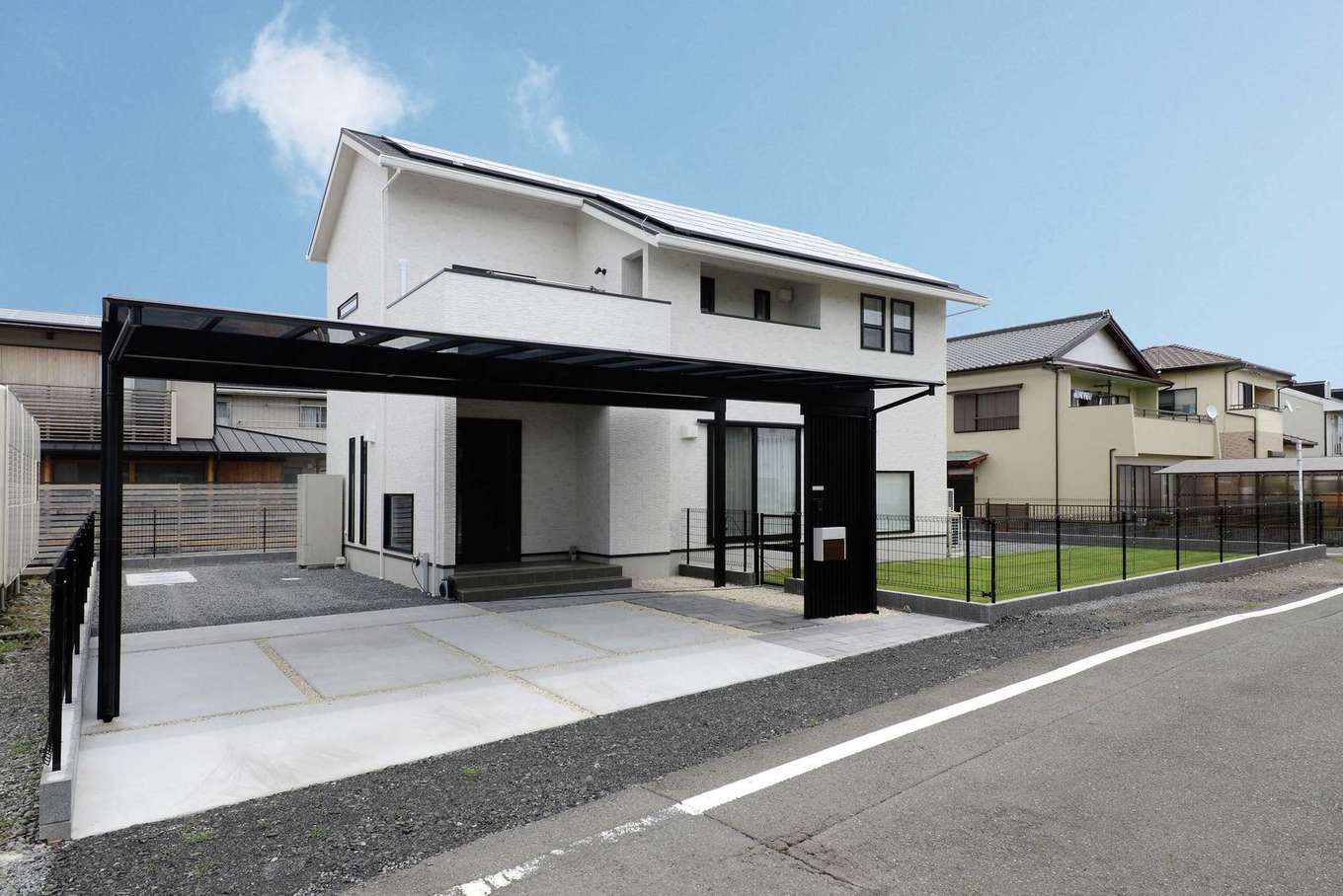 静鉄ホームズ【デザイン住宅、省エネ、間取り】日当たりのいい屋根の一面に太陽光発電パネルを設置。太陽の光を効率よく取り込む窓で、日中は明るく暖かな室内に