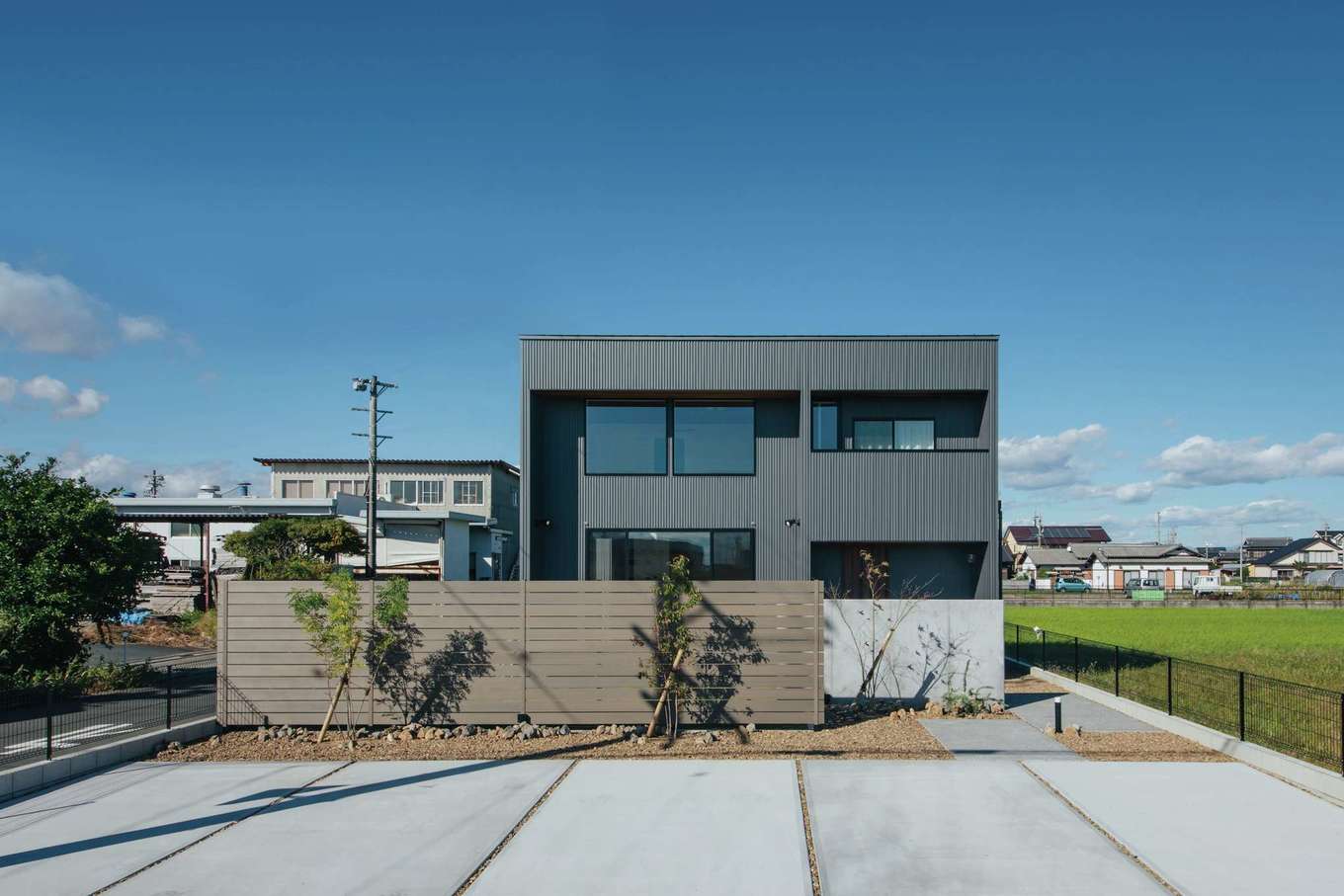 will建築工房【デザイン住宅、省エネ、間取り】ボックス型のグレーの外観。ベランダの出っ張りに合わせて建物本体を縁取るように外壁を設け、夏の直射日光と周囲の視線を遠ざけるように設計されている