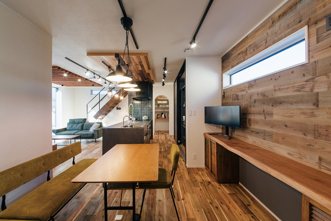 木目と落ち着いた色調で統一されたダイニング。窓からの自然光が心地よい空間を演出している