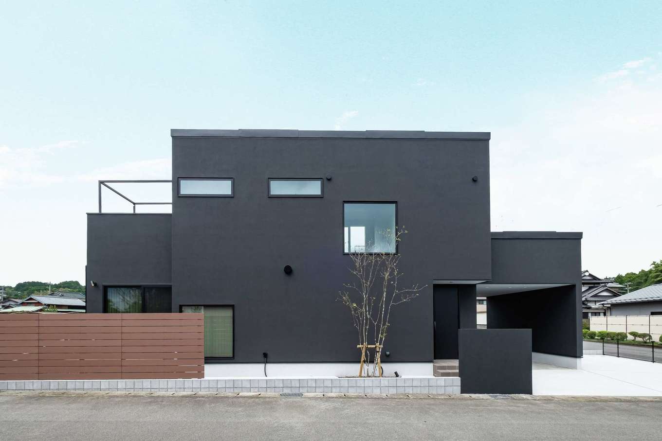 永建 -EIKEN-【裾野市金沢295-2・モデルハウス】水平垂直のラインが美しい外観デザイン。インナーガレージから雨に濡れずに玄関までアクセス可能。外壁はクラックしないドイツ製塗り壁のStoを採用し、将来のメンテナンス費用を抑えられる