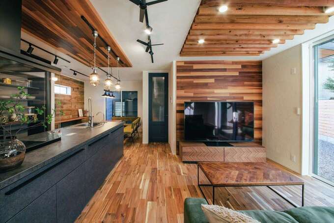 アカシアの床の目に沿って視線が抜けていく開放的なLDK。高い断熱と気密性能により、エアコン1台で夏涼しく冬暖かい快適な居住環境を実現する