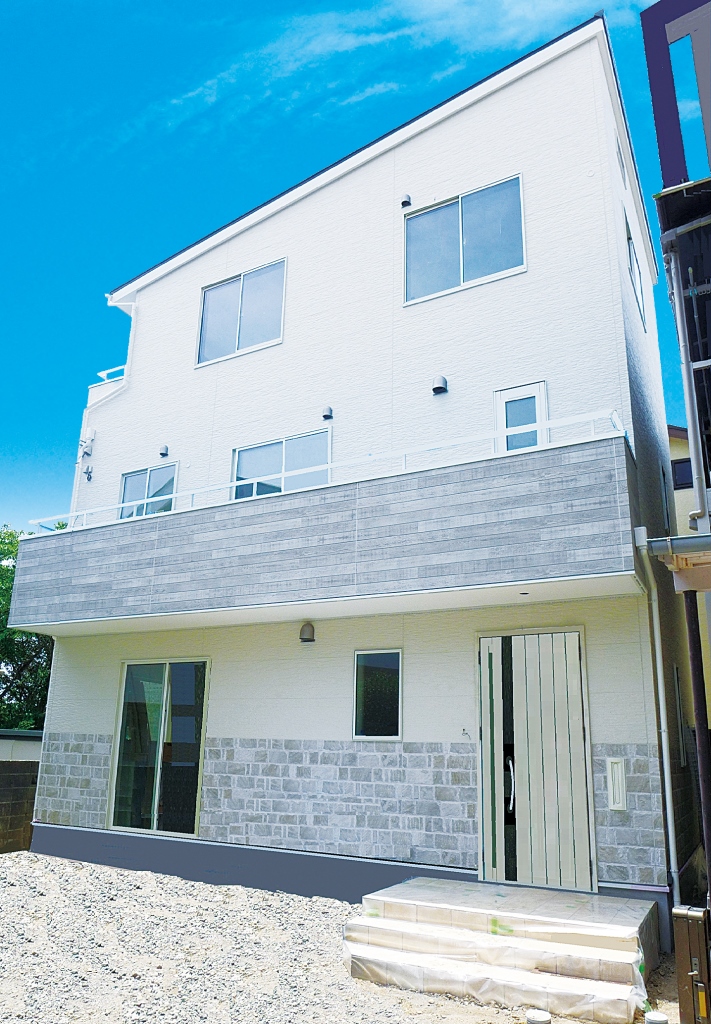 建築システム（狭小住宅専門店）【収納力、二世帯住宅、間取り】外壁は優しい色合いのアイボリーと、腰高から下を重厚感ある石目調。 　　　　　　　　玄関ポーチは暖色のテラコッタ調のタイルを貼り、玄関ドアも木目調で南欧風テイストをプラス