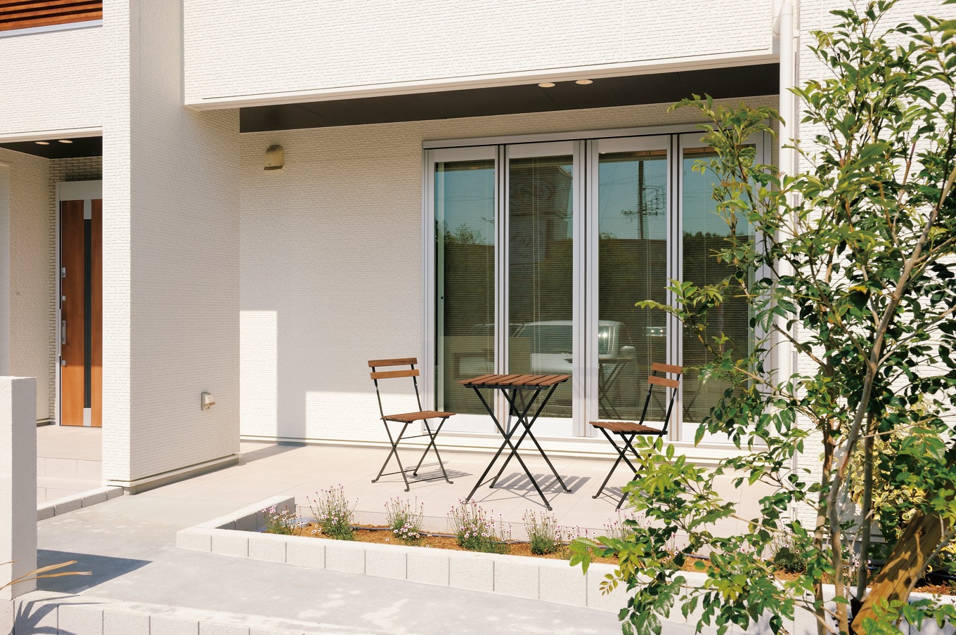 アイフルホーム焼津店 （三住建設）【焼津市八楠3-10-13・モデルハウス】外と中をつなぐテラスはオープンエアリビングとして大活躍