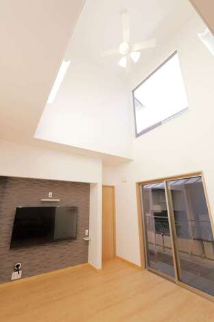 吹抜けのリビング。家族が集まるLDKはなるべく広く、明るい空間にしたかった。リビング部分のみ4.5畳の吹抜けを採用し、ダイニング、キッチンと緩やかにゾーニングした