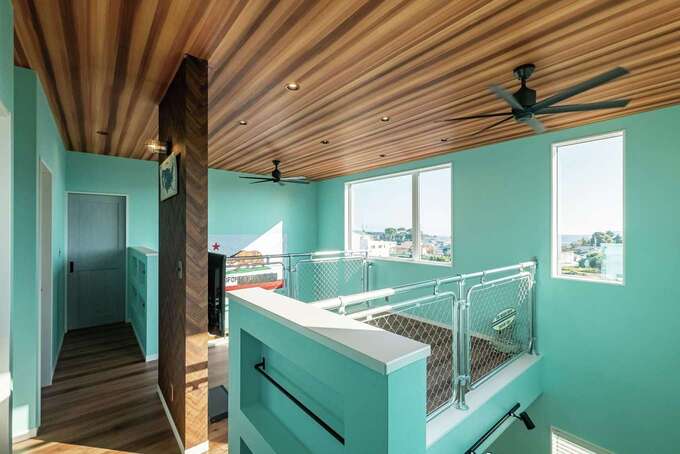 鈴木さんの提案で設けられたファミリースペース。壁にマガジンラックを用意