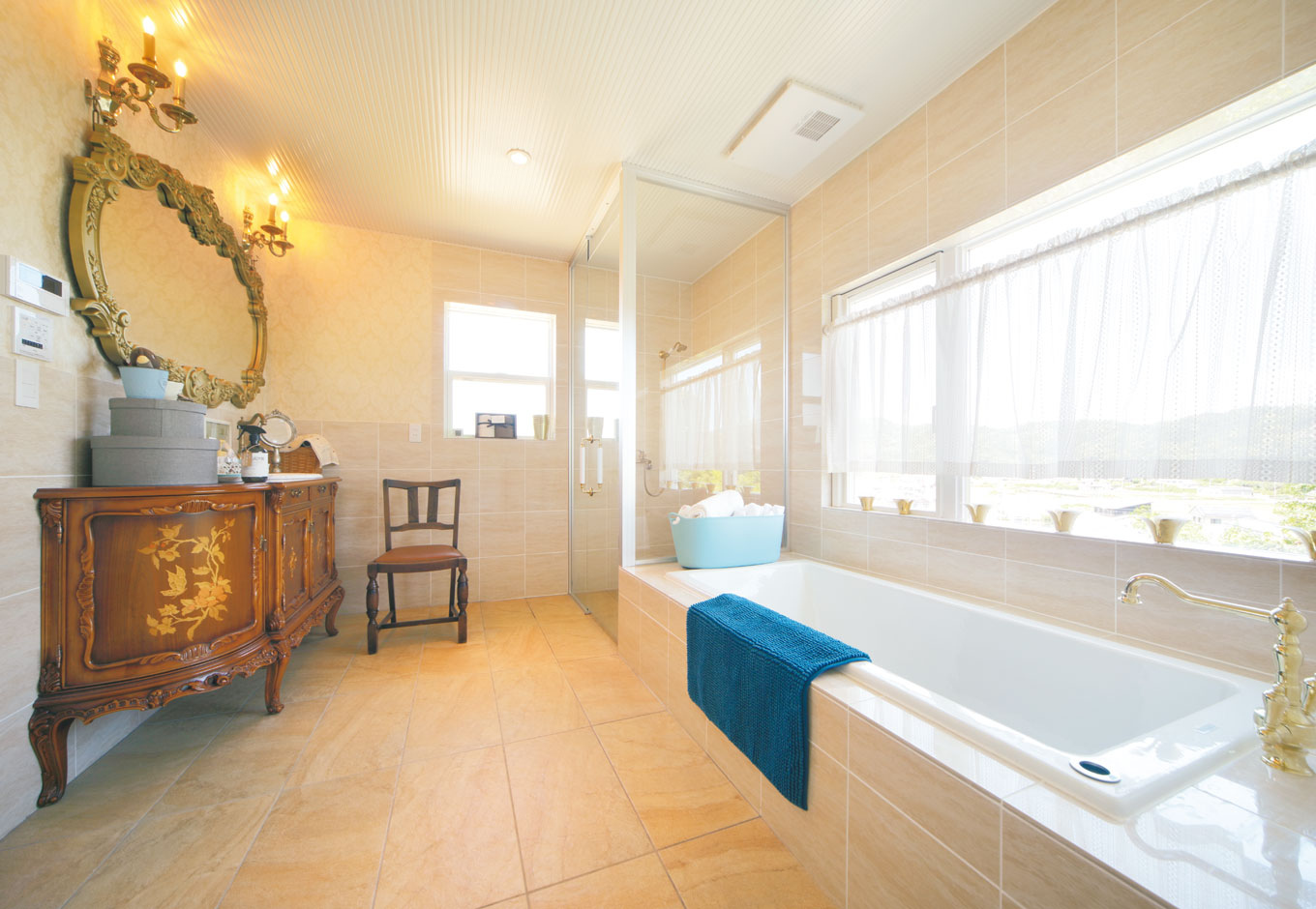 幹工務店【デザイン住宅、輸入住宅、インテリア】サーモタイルのフロアにバスタブとシャワールーム、洗面台を配した浴室。洗面台は象嵌入りのアンティーク家具に陶器のシンクをはめ込んで造ったもの。外の美観を眺めながらとっておきのバスタイムを楽しめる