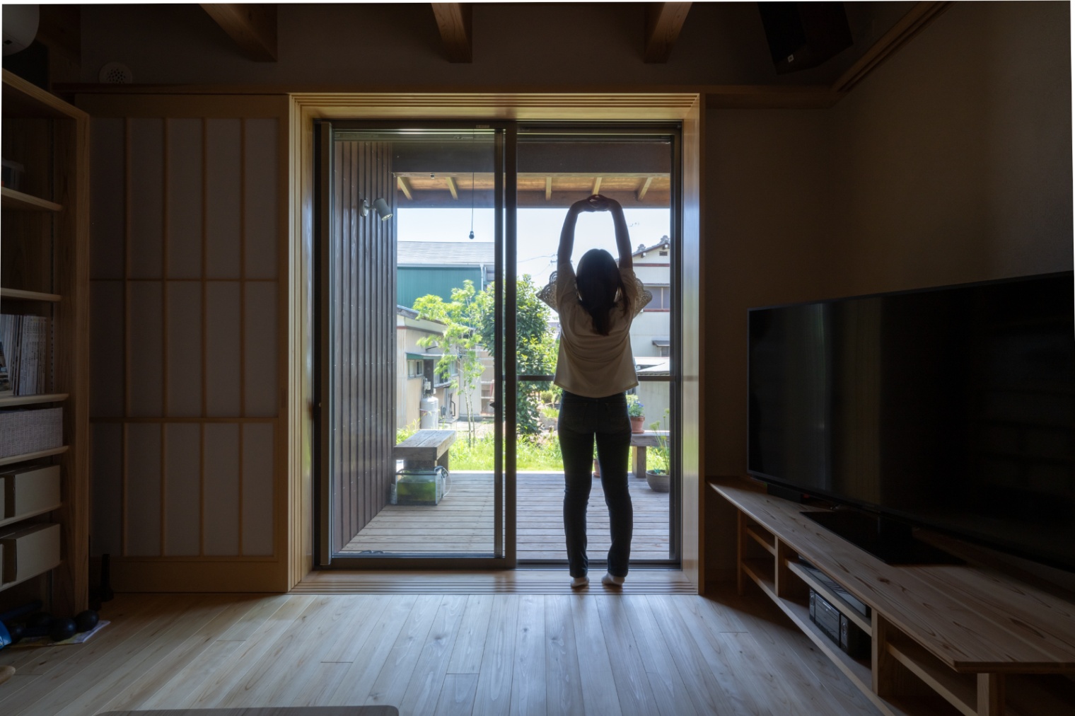 アクトホーム｜大きな窓から庭が見渡せる明るいリビング。木の温もりを感じられるフローリングと天井が、自然と調和する。