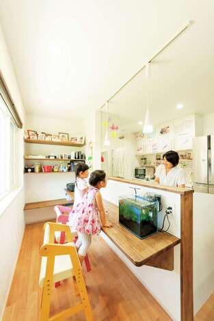 子ども達のスタディスペース。キッチンカウンター越しに会話ができる