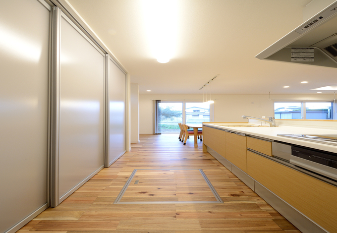 キッチンのバックヤードは半透明のアクリルで開閉でき、生活感を出さないように工夫した。不意の来客があってもサッと隠せて便利