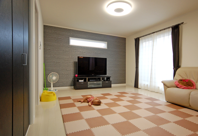 2階は子世帯の空間。広々としたリビングでは子ども達がのびのびと過ごしている様子