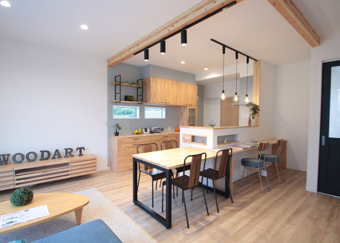 WOODART（ウッドアート）【省エネ、間取り、建築家】ナチュラルカラーでまとめたLDK。一枚板のダイニングテーブルやティッシュ収納など造作で理想を実現。カウンターは夫婦で晩酌をしたり子どもが宿題をしたりと用途多彩