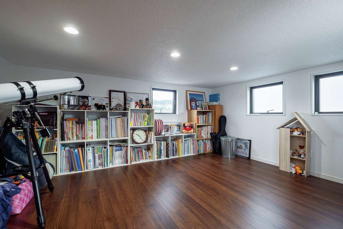 甲静ハウジング【子育て、間取り、屋上バルコニー】屋上に隣接する小屋裏収納にはちょっとした時間を過ごせるようなスペースも確保した