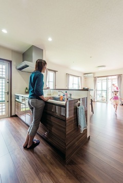 背面も広く作業がしやすいキッチン。パネルの色は建具と揃えて16畳のLDKはスッキリした印象に