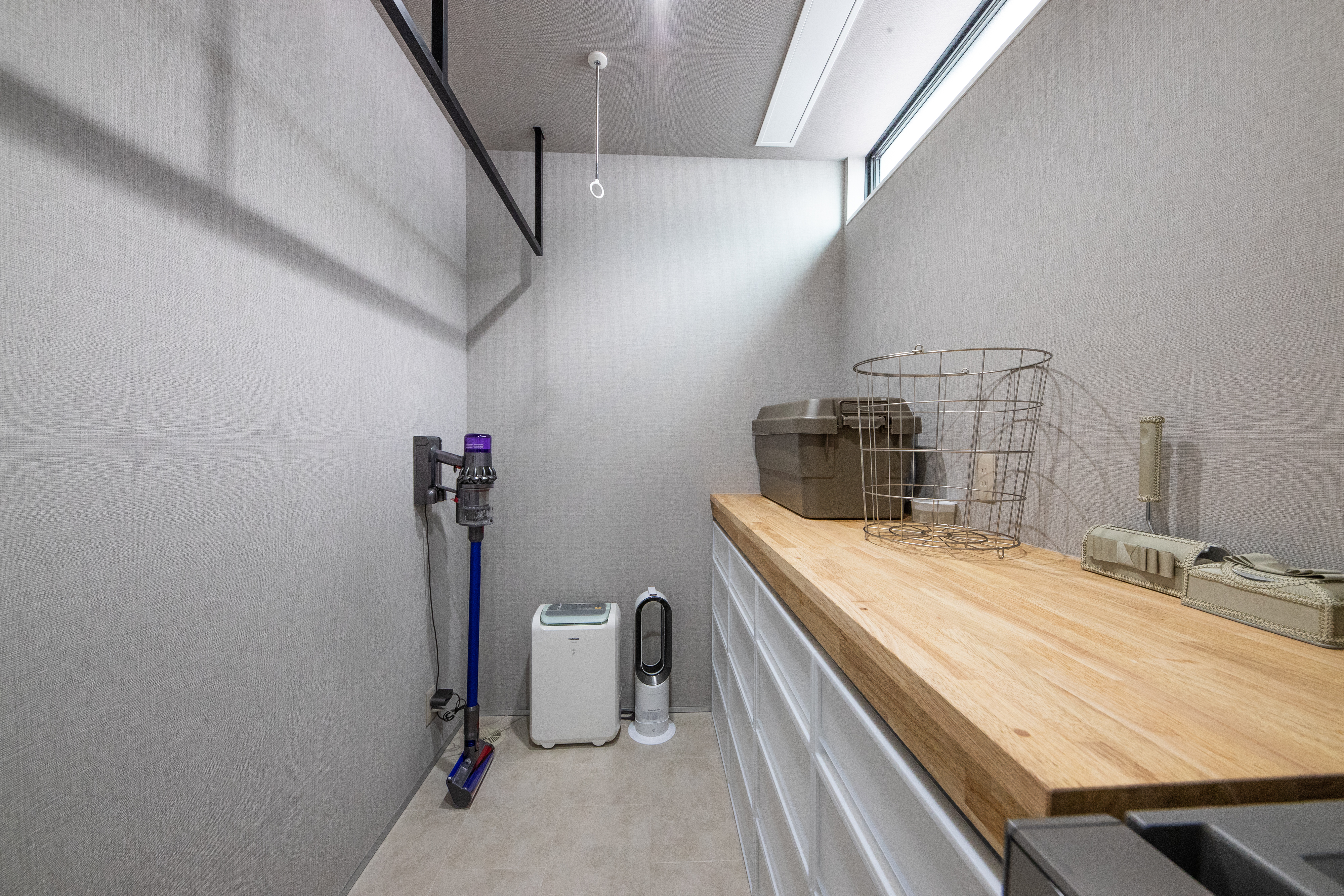 しんやま工務店｜スタイリッシュな収納スペース。壁に沿った棚には様々な物が収納でき、整理整頓がしやすい。掃除用具もスッキリ収まる。