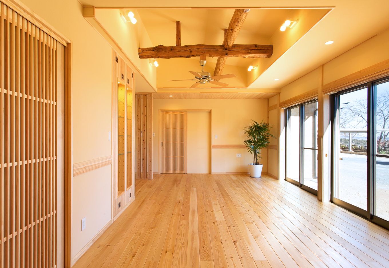 瀧口建設｜平屋の良さを生かし、オープンで開放的な間取りを採用。梁を現しにしたことで空間に広がりが生まれ、おおらかな仕上がりとなった。格子戸やつけ柱、長押など真壁風の内装仕上げで、まるで高級旅館のような佇まいに