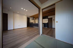 リビングと隣接した和室。普段は襖を開け放して開放的に過ごせる