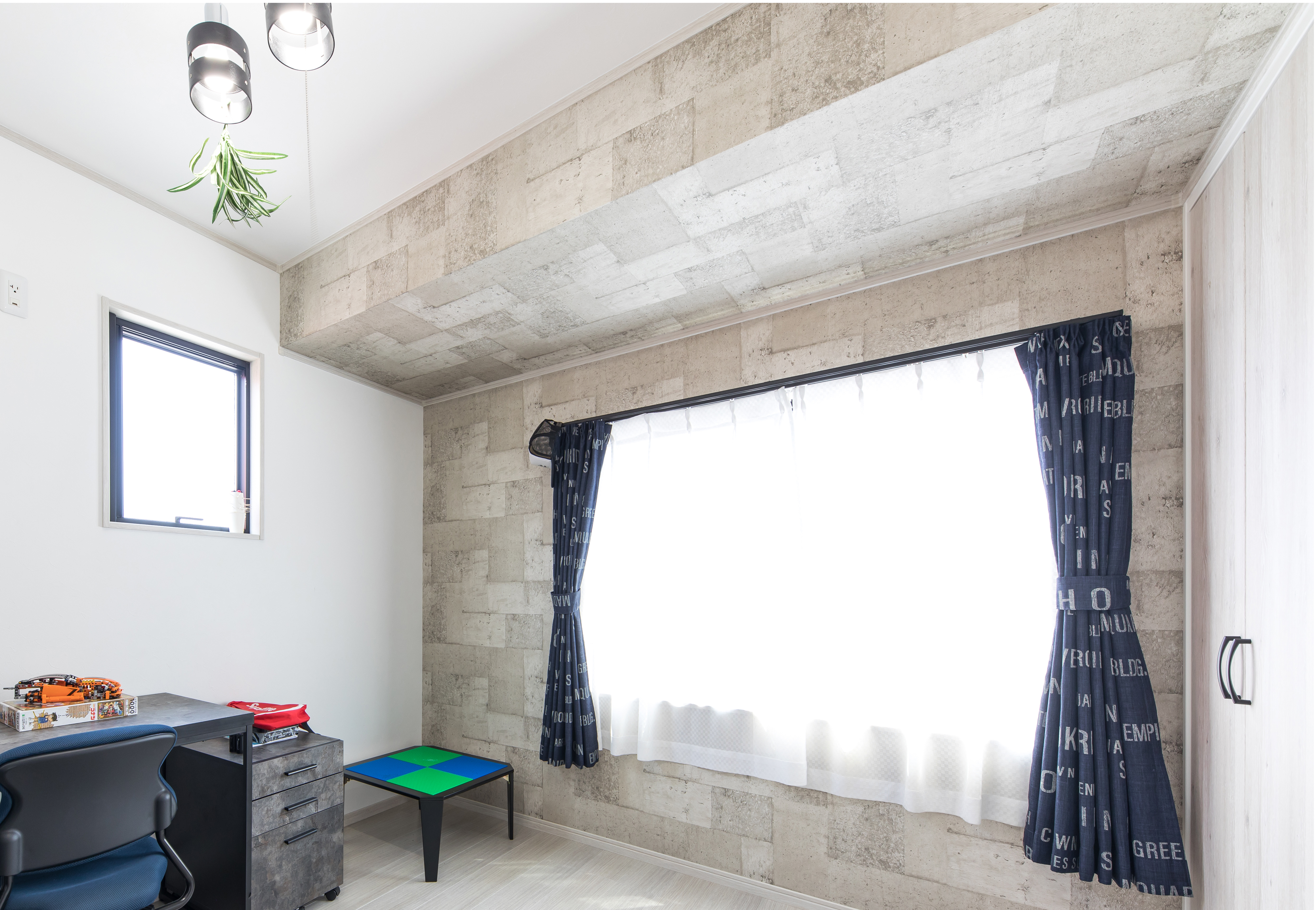 東海ハウス【1000万円台、屋上バルコニー、間取り】構造上必要な変形壁をコンクリート打ちっ放し風のクロスでカッコよくアレンジ