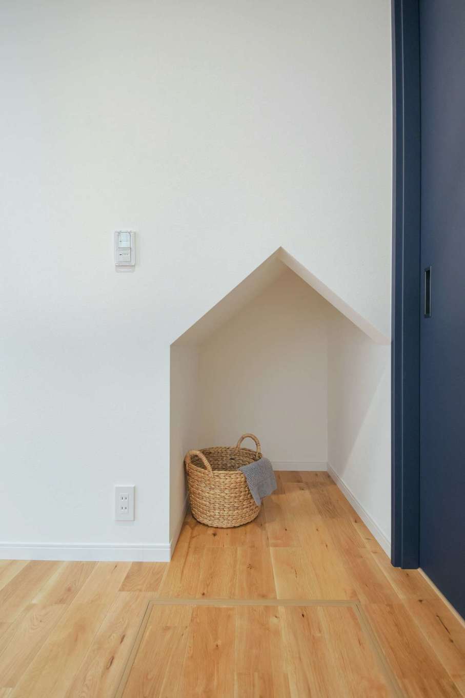 ほっと住まいる【自然素材、間取り、インテリア】階段下を上手に使ったかわいらしい収納