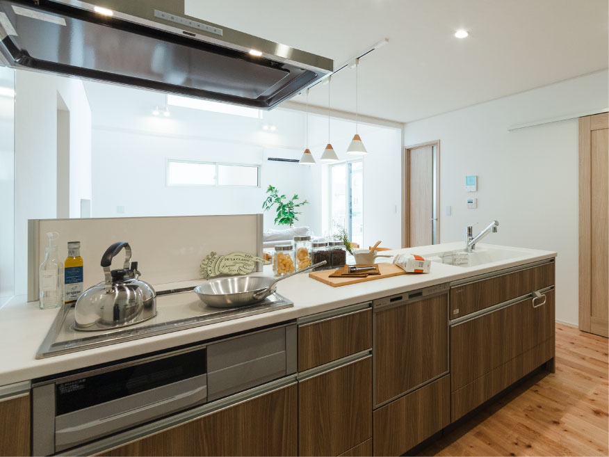 ヘスタホーム｜機能的でスタイリッシュなキッチン。コンパクトながら収納が豊富で、調理がはかどる快適な空間である。