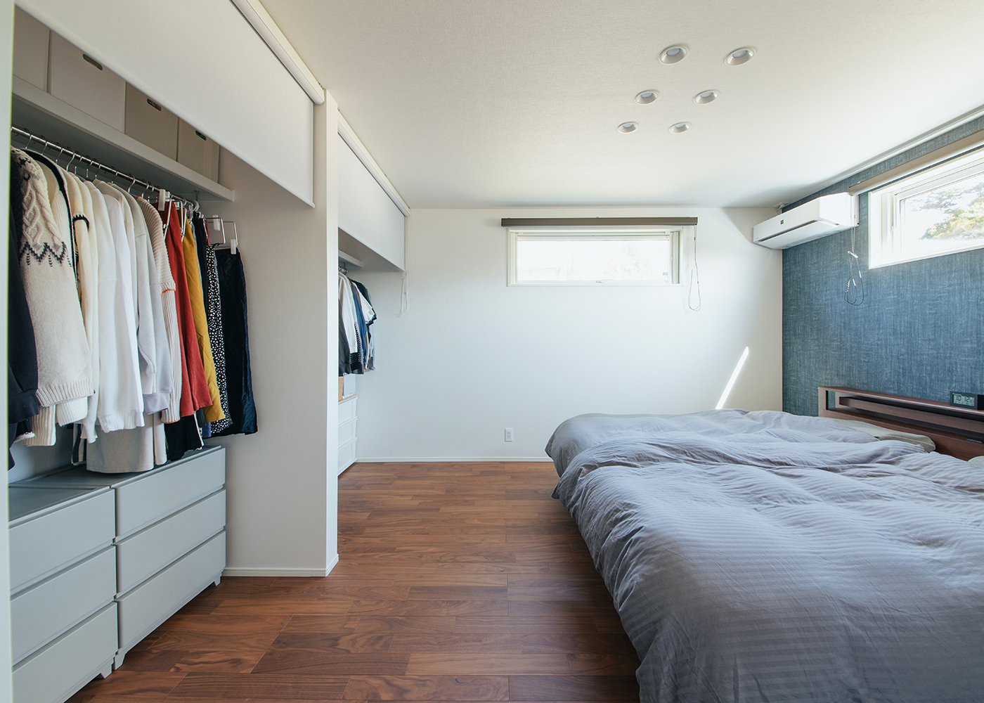 アイ工務店【子育て、間取り、平屋】10畳の主寝室。スリット窓からは緑の借景が見える。クローゼットに扉を付けず、コストダウンを実現