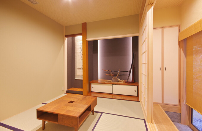 畳の香りが漂う落ち着いた和室。シンプルなデザインの中にも和の情緒が感じられるインテリアが特徴的である。