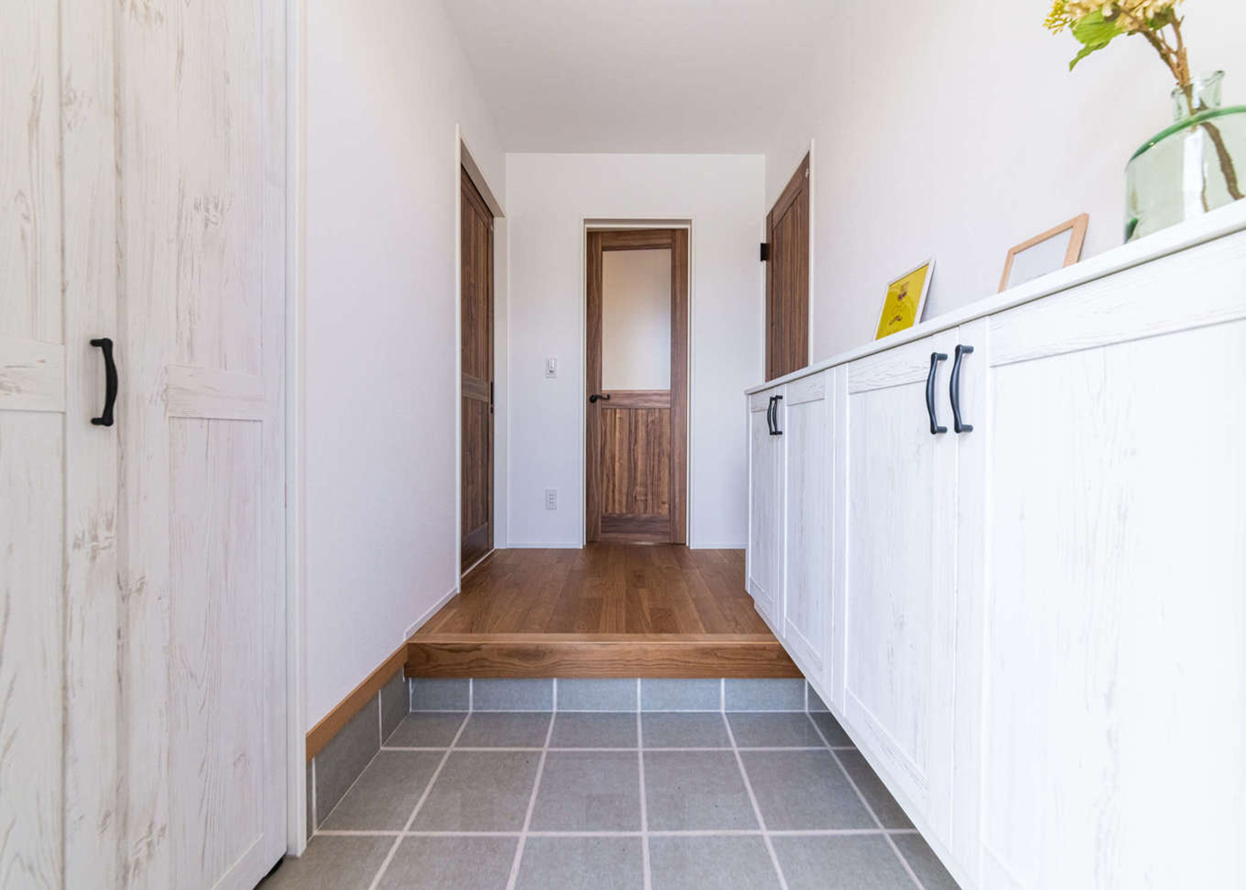 アーキテックス【1000万円台、デザイン住宅、収納力】収納たっぷりの玄関ホール。白い造作家具でシンプルにコーディネートした