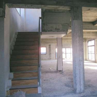 築50年の空きビル。コンクリート打ち放しの質感は残しつつ、2階を住居、3階を店舗にリノベした