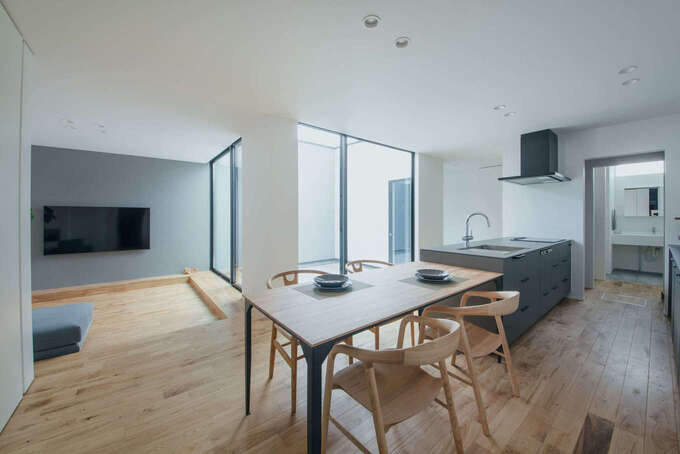 ダイニングキッチンやリビングからも中庭を眺められる間取り。外