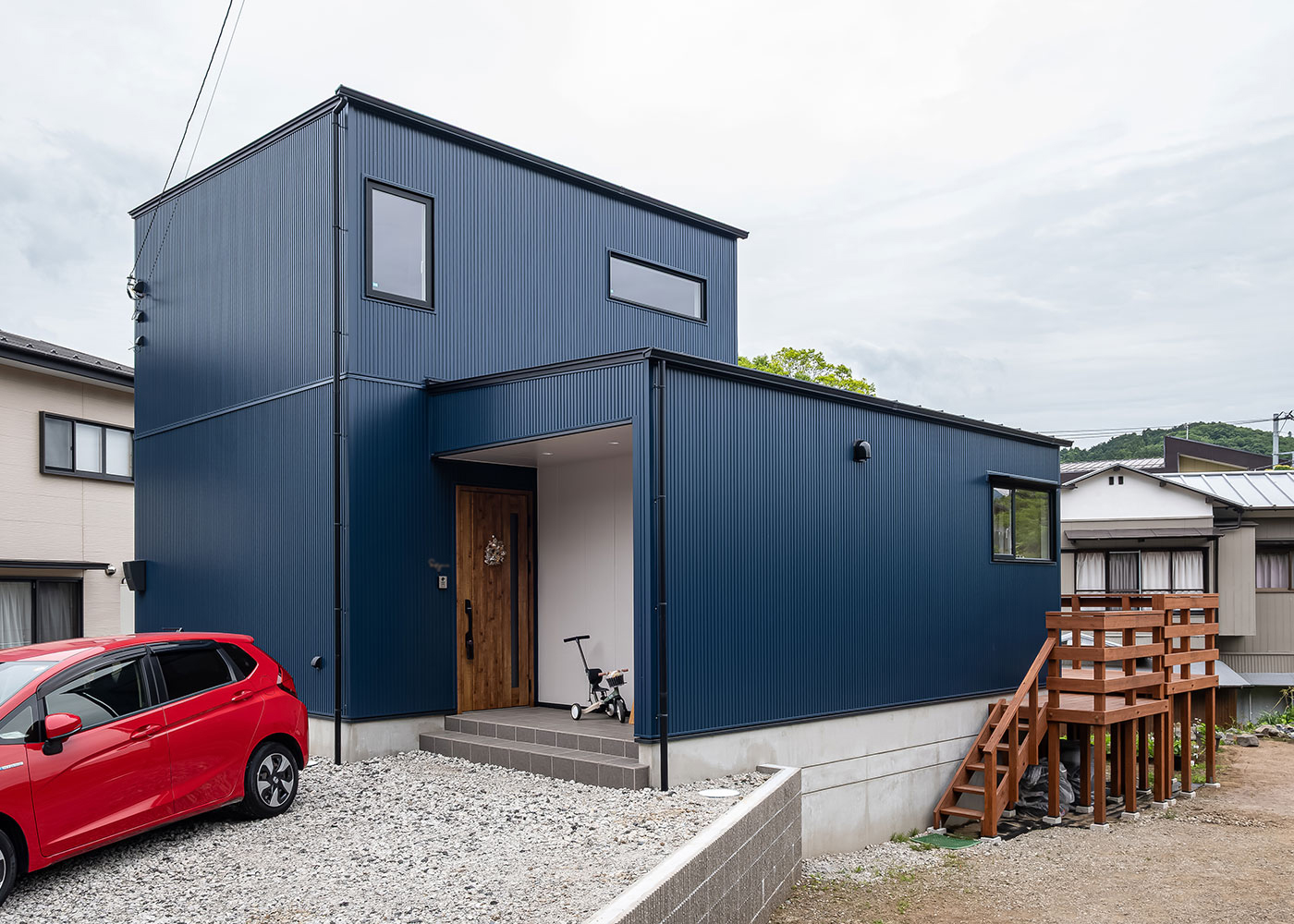 R＋house御殿場（岳南建設）【趣味、間取り、建築家】ネイビーとホワイトの組み合わせが爽やかな外観。玄関やデッキの木質がアクセントになっている