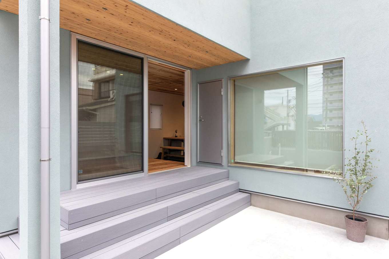 建杜 KENT（大栄工業）【デザイン住宅、収納力、間取り】小上がりのフリースペースから中庭へ。大きな窓で採光も十分