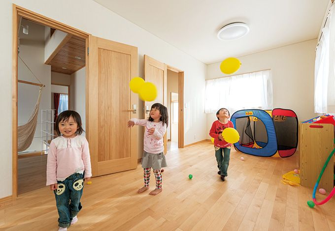 ひらおか建築【子育て、自然素材、建築家】2部屋続きの子ども部屋はシンプルな作り。広々 空間で、子どもたちものびのびと遊べる