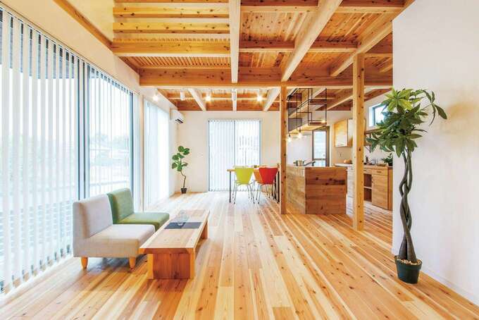 南面の大きな開口部と吹抜けの高窓から燦々と光が降り注ぐLDK。天竜杉の床は、スリッパを履くのがもったいないほど気持ちいい。10年後、20年後の経年変化も楽しみ。呼吸する無垢の木の特性により、洗濯物を部屋干ししても、生乾きのイヤな臭いが全くしない