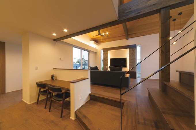 リビングとキッチンの間に子どもの宿題や奥さまの家事コーナーとしてカウンターを設置