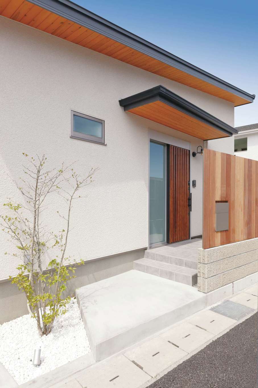 フジモクの家（富士木材）【自然素材、間取り、平屋】断熱・防火・遮音性に優れたALCを採用した外壁。夜になると、シンボルツリーのアオハダがライトアップされる