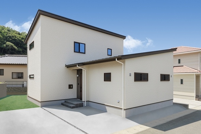 平屋と二階建てを組み合わせた、共有型二世帯住宅ならではの外観だ。
それぞれの暮らしを尊重しながら、家族のつながりも大切にできる住まいとしている。