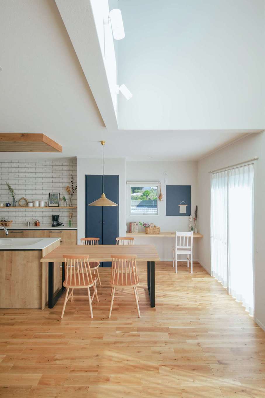 ほっと住まいる【自然素材、間取り、インテリア】無垢ナラ材の床とシラスの塗り壁のナチュラルな色合いに、濃い青の建具がアクセントとして映えるLDK