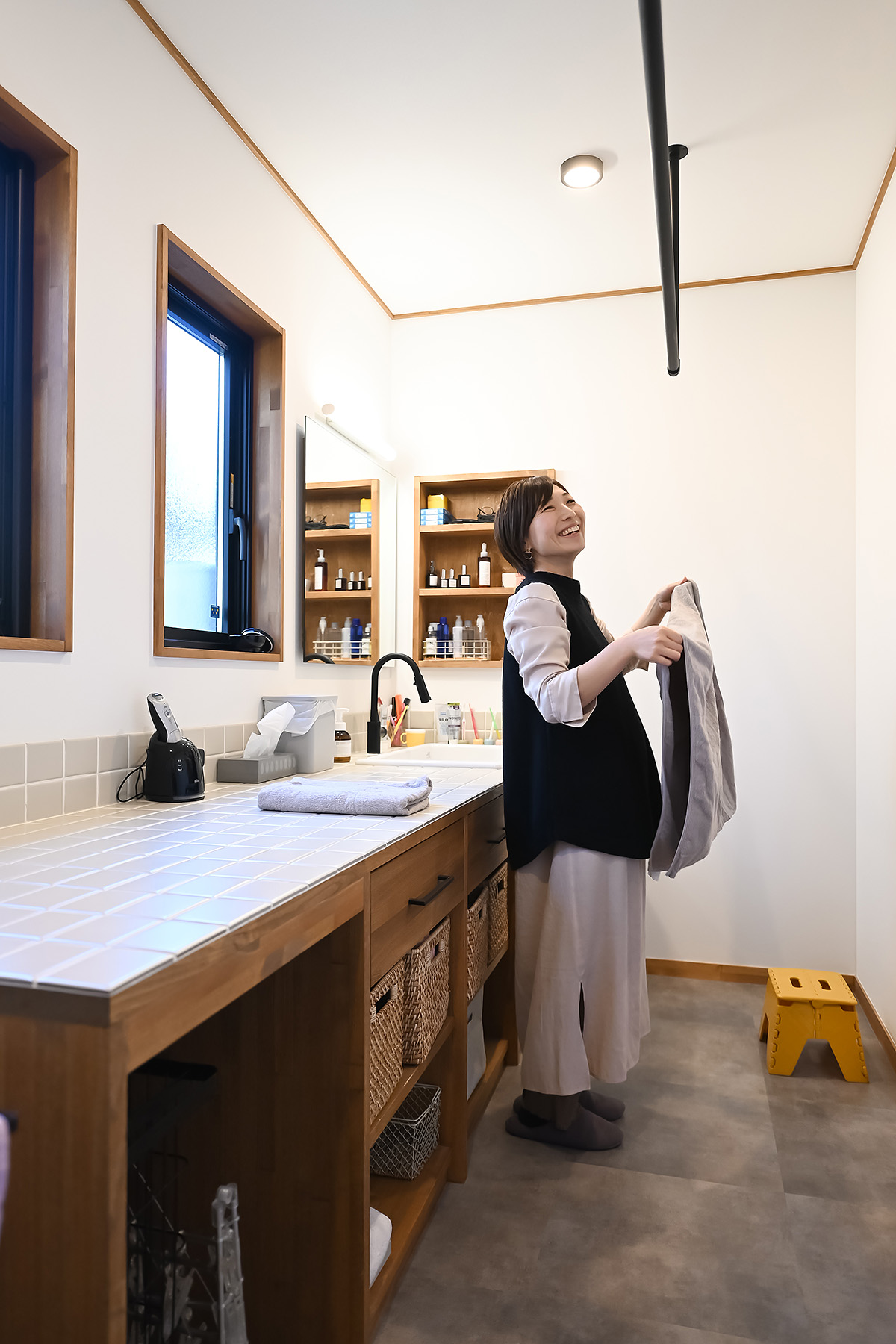 ネクストハウスデザイン｜広々とした脱衣スペース。洗面台も備わり、乾いたタオルや衣類を手際よく収納できる機能性が魅力的である。