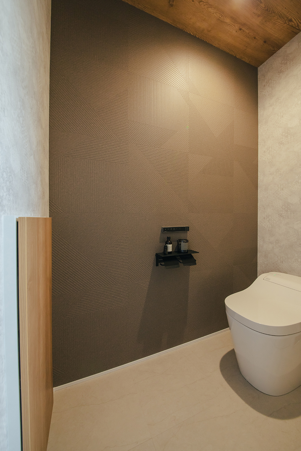 will建築工房【デザイン住宅、間取り、インテリア】こちらはシックな雰囲気に。照明の当たり方で模様が浮き上がる