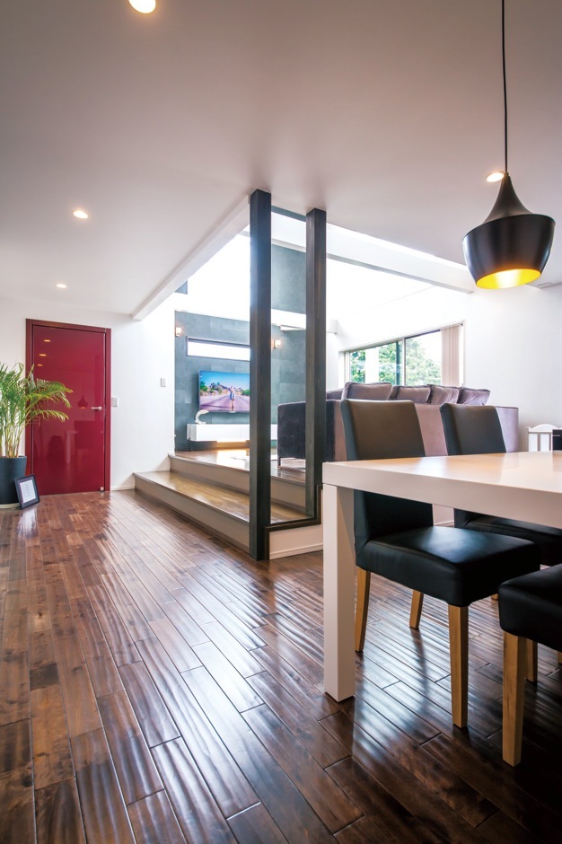 モノトーンの空間にイタリア直輸入の赤いドアがアクセント