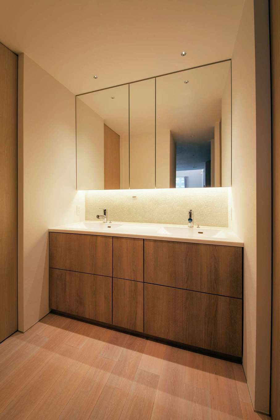 トーリンホーム【デザイン住宅、省エネ、建築家】2ボウルの洗面台で混雑を解消