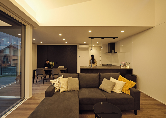 夜のリビングは間接照明でムーディに演出