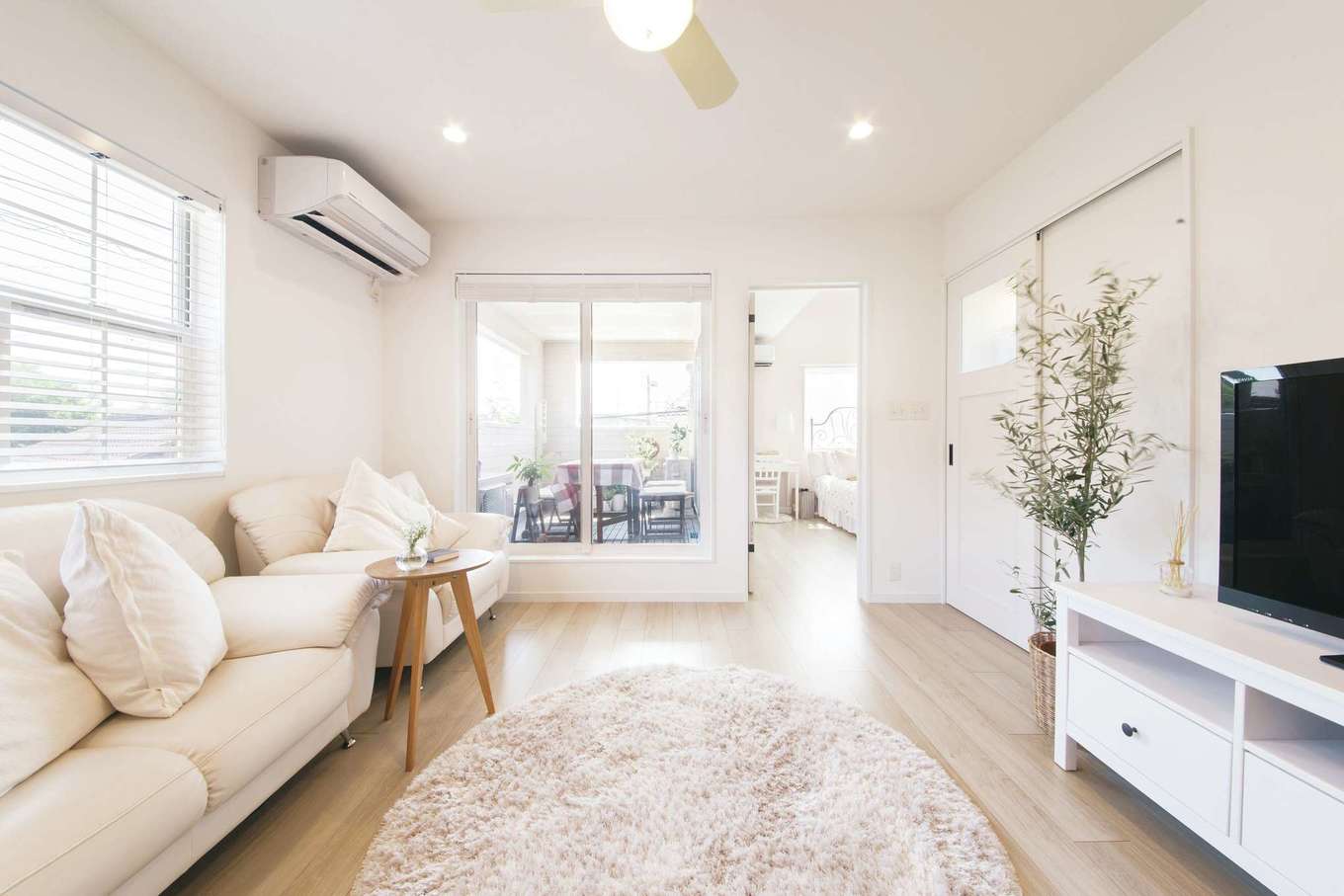 SEVEN HOUSE/セブンハウス【デザイン住宅、二世帯住宅、インテリア】LDKの奥にある屋根付きのベランダにはテーブルセットを置き、パーティを