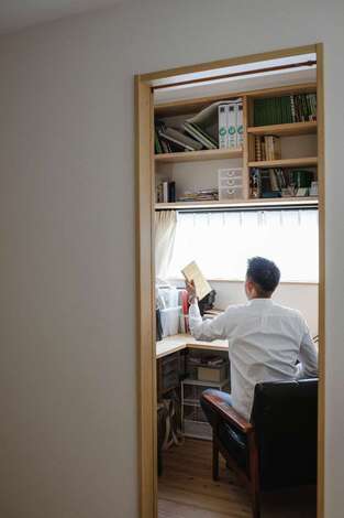 フジモクの家（富士木材）｜仕事関係の勉強のために書斎を用意。2方向のカウンターと本棚を造り付け、2畳の空間を有効活用