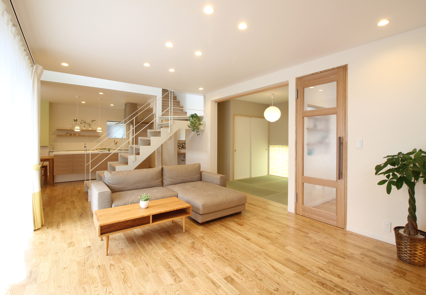 小野田産業～designers house project～【デザイン住宅、子育て、自然素材】和室とウッドデッキと繋がる広々LDKは家と家族の中心的存在。リビング全体意を見渡すことができ、家事をしながら子どもの様子が分かって安心