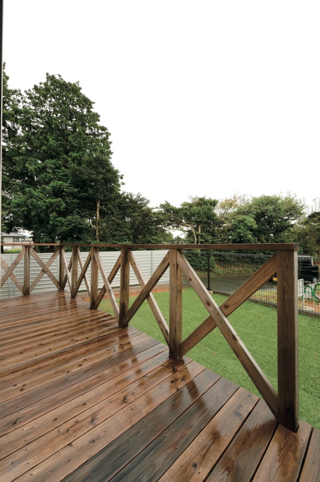 内田建設【収納力、間取り、建築家】カヴァード ポーチのようなおしゃれなウッドデッキ。芝生の庭でBBQをするのが楽しみ