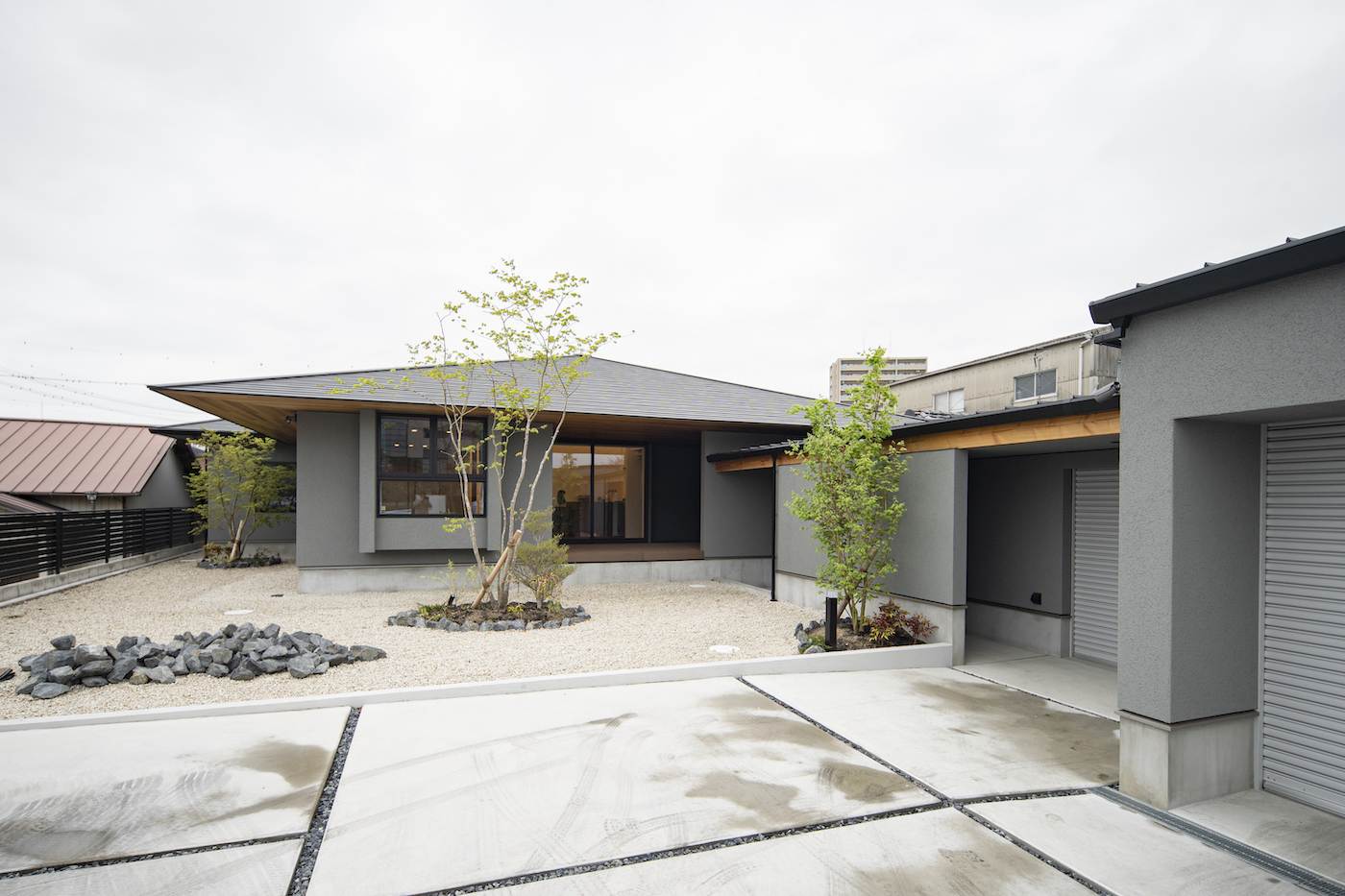 CSホームズ｜シンプルなデザインの平屋住宅外観。植栽の緑が建物を引き立て、ナチュラルな雰囲気を醸し出している。