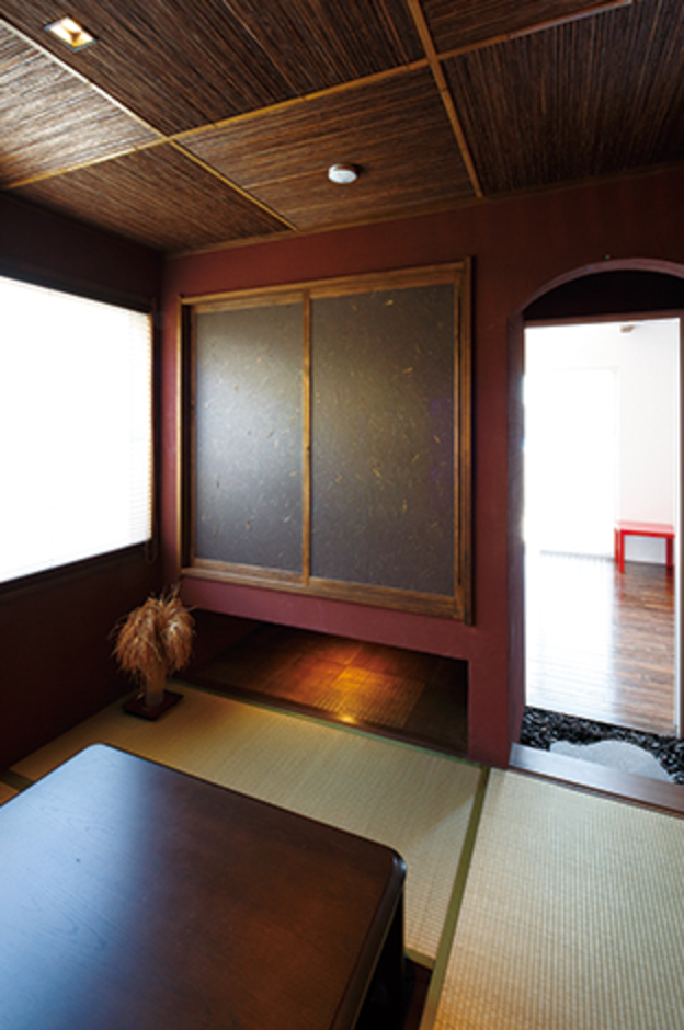 前室を設けることで、離れの旅館のような独立した空間に仕上げた。吊り押し入れの下は間接照明を付けてディスプレイスペースに