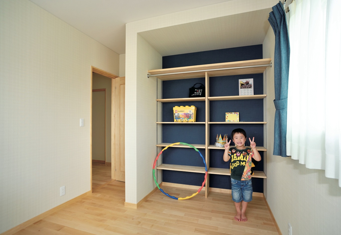 ひらおか建築【子育て、自然素材、省エネ】クローゼットの内部まで細かく収納棚を造作