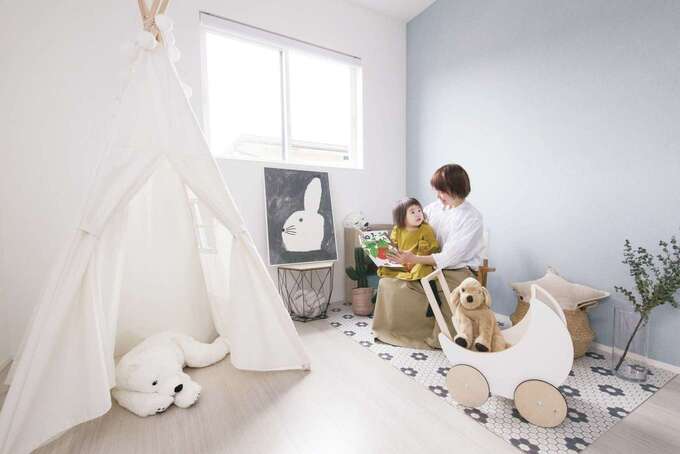 白を基調にやわらかいトーンで統一した子ども部屋は、奥さまの趣味を反映したおしゃれな空間に