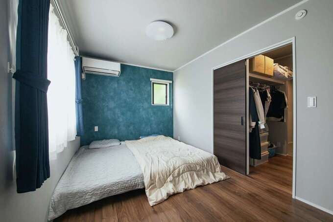 ダイニングの隣にある寝室の隣にはファミリークローゼット、さらにその先には洗面スペース。朝起きてリビングに行く前に着替えが済ませられるから朝時間にもゆとりが生まれる